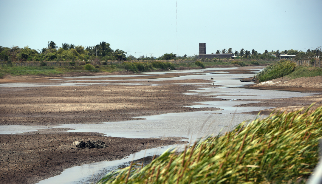 Hồ chứa nước ngọt Ba Tri, Bến Tre cạn trơ đáy trong mùa khô đầu năm 2020.