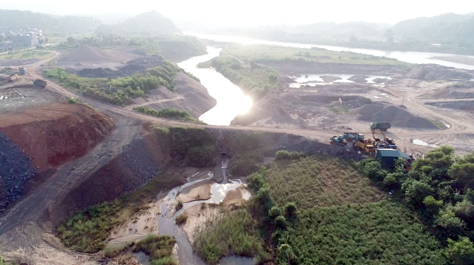 Công ty TNHH MTV xây dựng Mạnh Kiên làm đập chặn sông Hồng để chở khoáng sản khai thác được. Ảnh: H.Đ