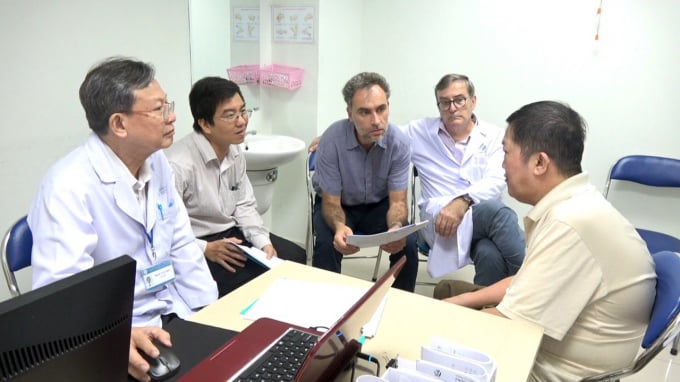 Các chuyên gia Pháp và Việt Nam trao đổi về phương pháp điều trị cho bệnh nhân gút nặng tại Viện Gút TP.HCM.
