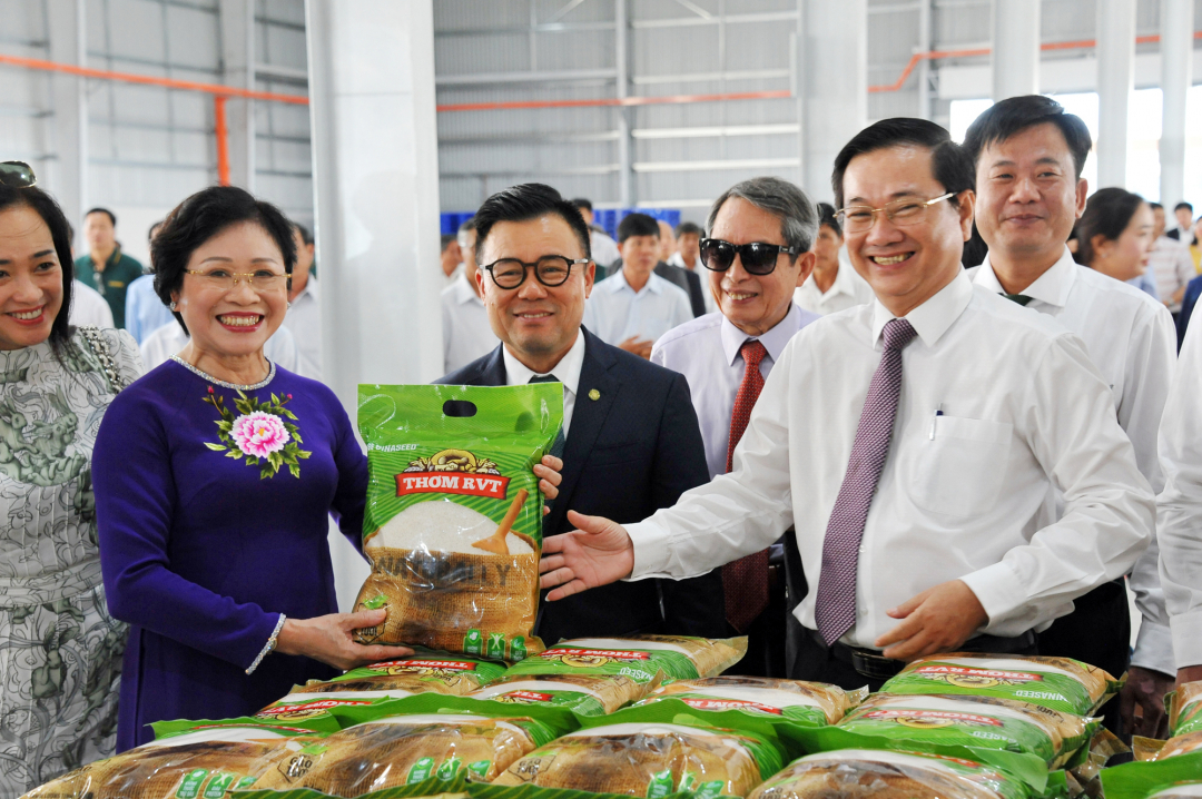 Lãnh đạo tỉnh Đồng Tháp, Tập đoàn PAN và Vinaseed tham quan sản phẩm gạo Thơm RVT chế biến tại nhà máy hiện đại nhất của Vinaseed xây dựng tại Đồng Tháp. Ảnh: Lê Hoàng Vũ.