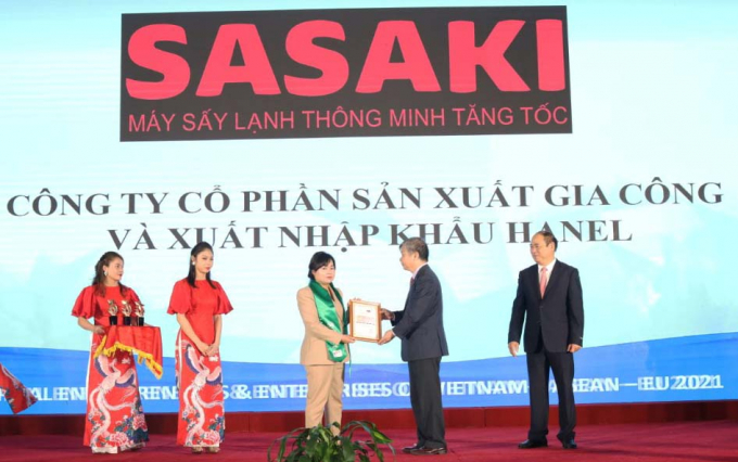 Bà Trần Thị Thu Trang nhận chứng nhận doanh nghiệp dẫn đầu ngành máy sấy lạnh Sasaki