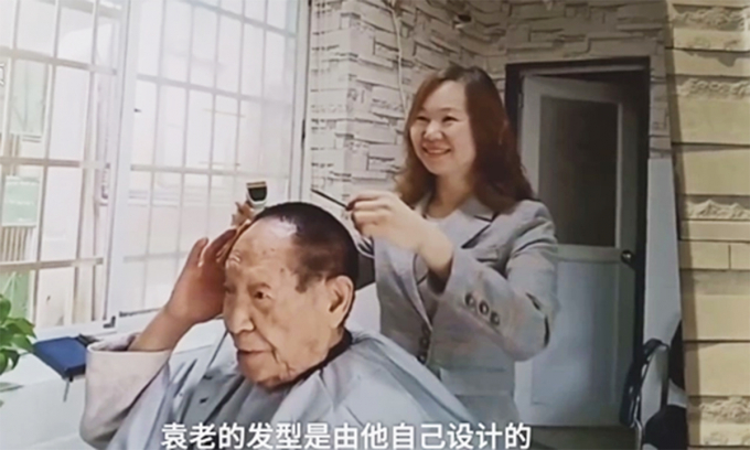 'Cha đẻ của lúa lai' Viên Long Bình cắt tóc tại một hiệu quen thuộc ở Trường Sa, tỉnh Hồ Nam. Ảnh: Global Times.