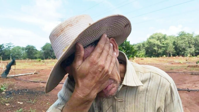 A farmer cries as his sweet potato is unsold. Photo: Minh Dam.