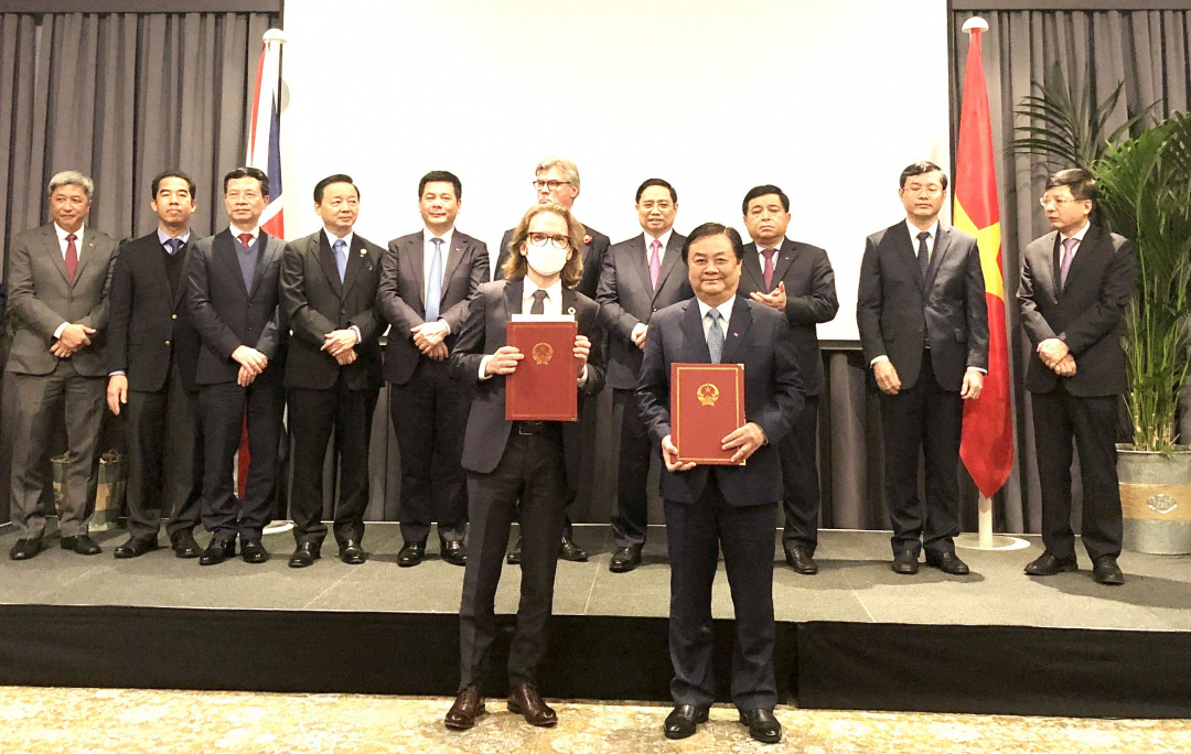 Minister Le Minh Hoan (on the right) and Emergent CEO Eron Bloomgarden exchange the Letter of Intent with the witnessing presence of the Delegation of Vietnam's Government. Photo: HA.
