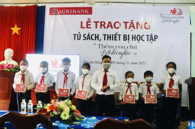 Chi đoàn thanh niên Agribank Chi nhánh huyện Khánh Sơn trao 20 suất quà là sách vở cho các học sinh có hoàn cảnh khó khăn. Ảnh: LT.