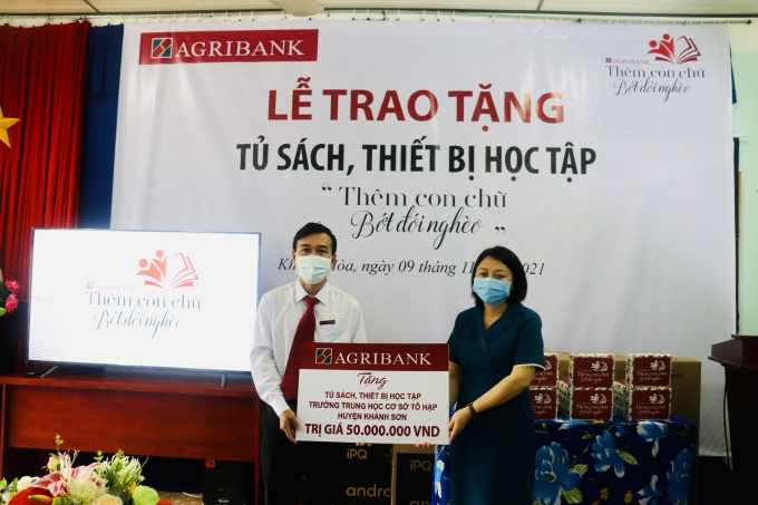 Agribank Chi nhánh huyện Khánh Sơn trao 3 ti vi, trị giá 50 triệu đồng cho Trường THCS Tô Hạp phục vụ công giảng dạy và học tập. Ảnh: LT.