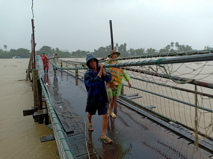 Cầu gỗ Phú Kiểng bắc qua sông Cái, thuộc xã Vĩnh Ngọc, TP Nha Trang phải tạm thời không cho người dân qua lại để đảm bảo an toàn. Ảnh: KS.