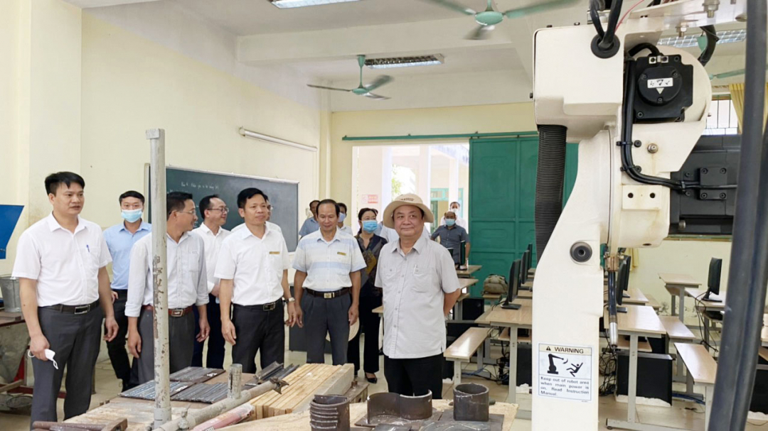 Bộ trưởng Lê Minh Hoan thăm trường Cao đẳng Cơ điện xây dựng Việt Xô. Ảnh: Nguyên Huân.