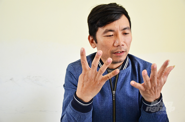 Anh Vũ Quỳnh Hồng - địa chính xã Chiềng Sơn xòe cả 2 bàn tay mới đếm hết 9 nhiệm vụ của mình. Ảnh: Dương Đình Tường.
