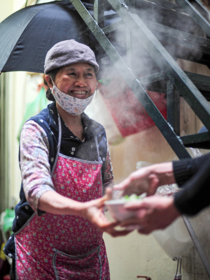 Bà chủ quán phở Hàng Trống nay đã chuyển lên gác 2. Ảnh: Nguyễn Gia Minh.