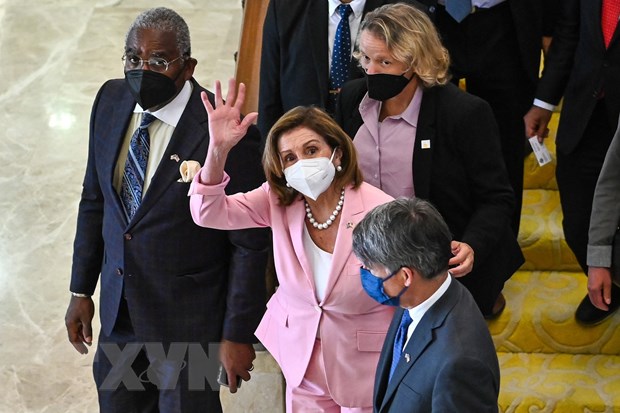 Chủ tịch Hạ viện Mỹ Nancy Pelosi (giữa). (Ảnh: AFP/TTXVN)