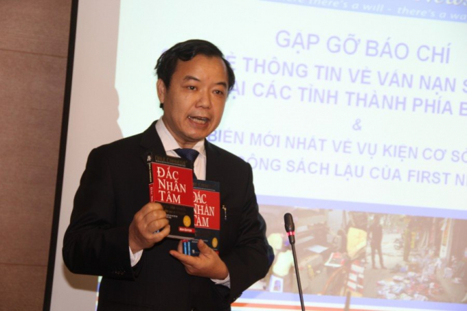 Ông Nguyễn Văn Phước cho biết đơn vị mình bị thiệt hại hàng chục tỷ đồng vì sách lậu trên mạng. Ảnh: Tuy Hòa.