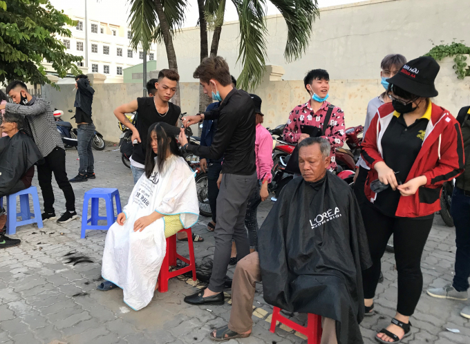 Sau khi đại dịch Covid-19 được khống chế, rất nhiều nhóm cắt tóc miễn phí đã xuất hiện tại TPHCM. Riêng nhóm học viên Viện Thẩm mỹ Seoul đã chọn khoảng đất trống trên đường Nguyễn Văn Nghi, phường 17, quận Gò Vấp (đối diện với Sân vận động Đạt Đức) để hớt tóc miễn phí vào các buổi chiều trong tuần.