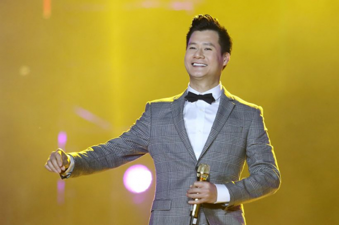 Ca sĩ Quang Dũng hát theo yêu cầu khán giả trong chương trình 'Music Home'.