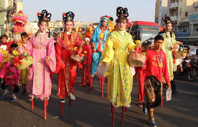 Diễu hành trên đường phố vào dịp Tết Nguyên Tiêu ở Chợ Lớn.