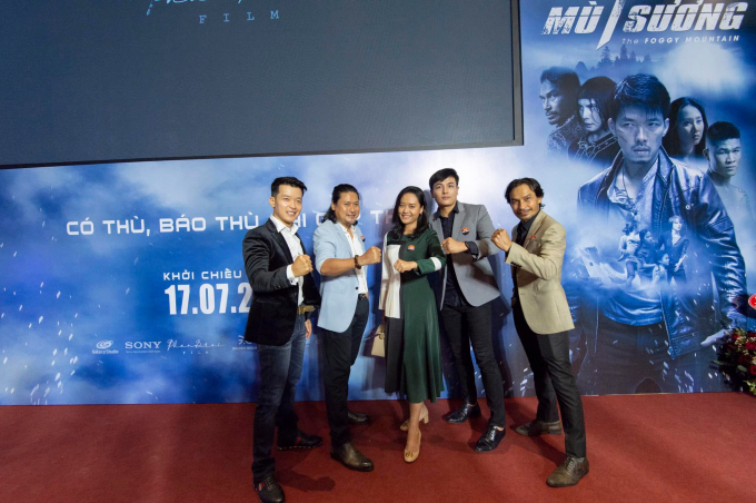 Nghệ sĩ Ưu tú Hồng Ánh chụp ảnh với 4 nhân vật nam 'Đỉnh mù sương' tại lễ công chiếu.