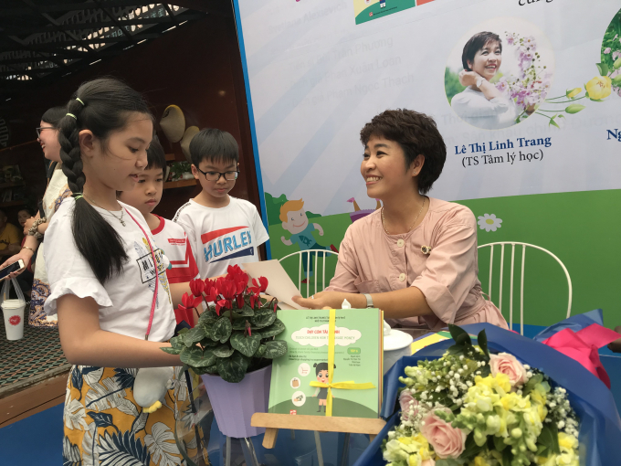 Tiến sĩ tâm lý học Lê Thị Linh Trang tặng sách cho độc giả nhí.