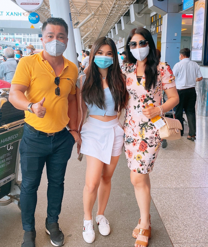 Diễn viên Lý Hùng và mẹ con diễn viên Lý Hương tại sân bay Nội Bài chiều 30/7.