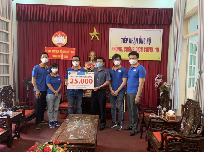 Đại diện công ty sách First News - Trí Việt trao quà tặng tại Ủy ban Mặt trận Tổ quốc thành phố Đà Nẵng.