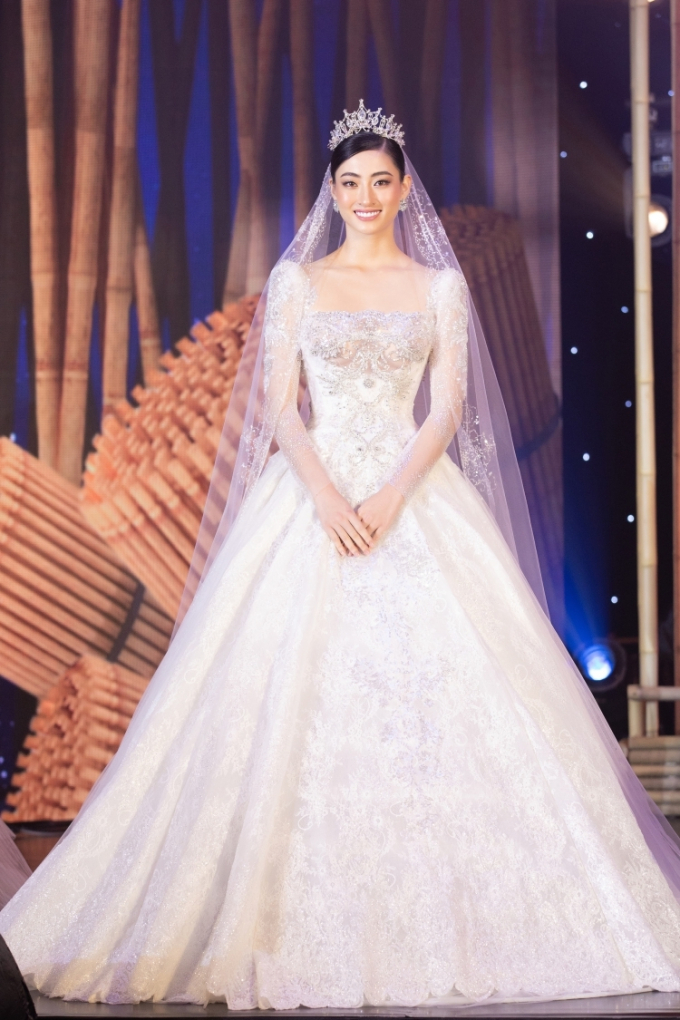 Hoa hậu Lương Thùy Linh với áo cưới được đấu giá 405 triệu đồng.