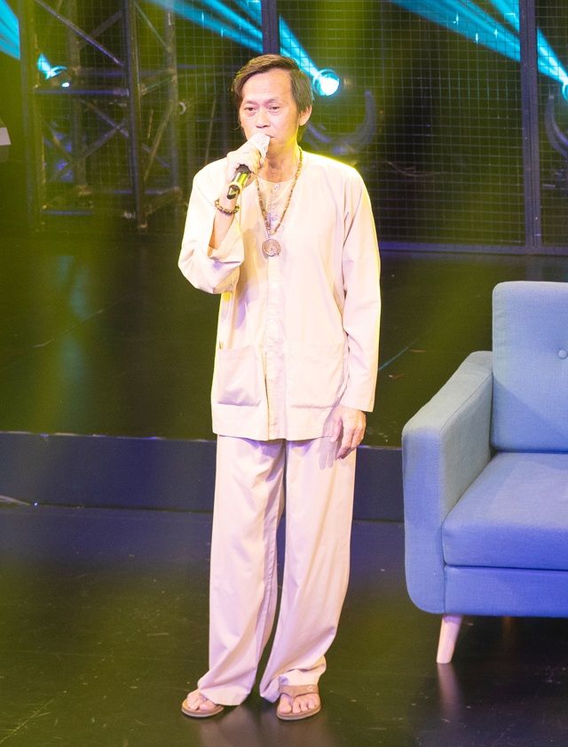 Danh hài Hoài Linh đọc bài thơ 'Quảng Nam' trên sân khấu.