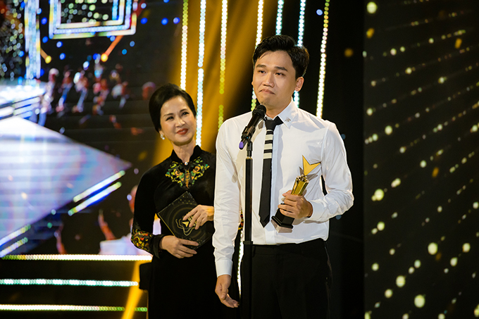 Diễn viên Xuân Nghị nđược vinh danh 'Nam diễn viên ấn tượng' của VTV Awards 2020