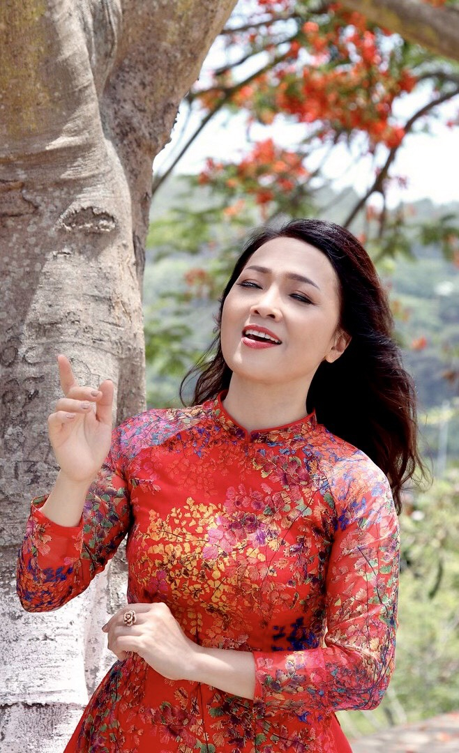 Ca sĩ Thái Bảo trong MV 'Thời hoa đỏ'.