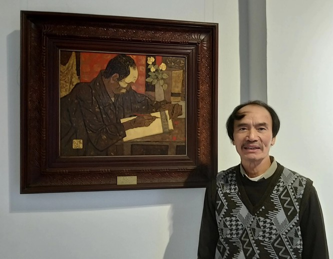 Họa sĩ Đoàn Văn Nguyên bên bức tranh vẽ cha mình 'Nhà thơ thôn ca Đoàn Văn Cừ'.
