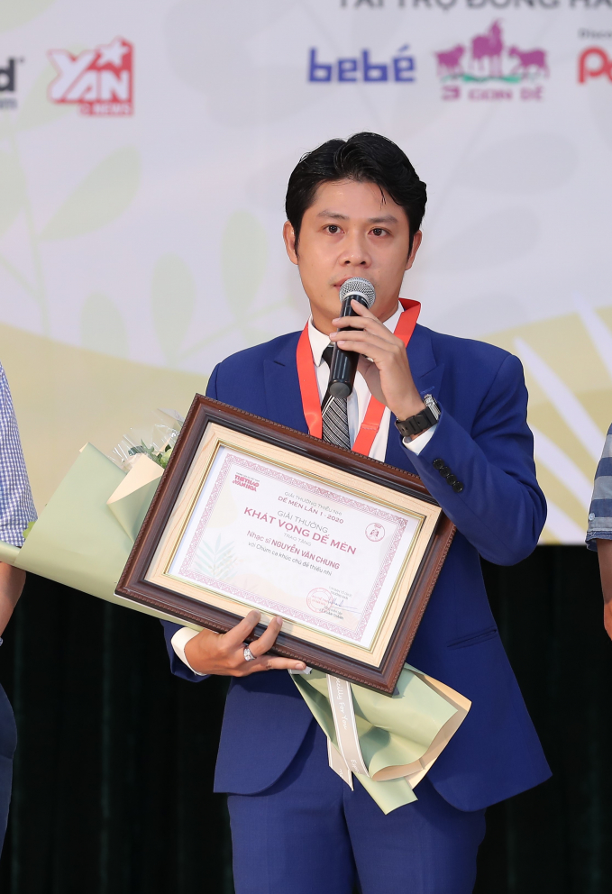Nhạc sĩ Nguyễn Văn Chung nhận giải 'Khát vọng Dế Mèn'.