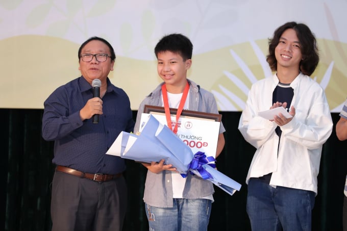 Cao Khải An (12 tuổi) nhận giải 'Khát vọng Dế Mèn'.