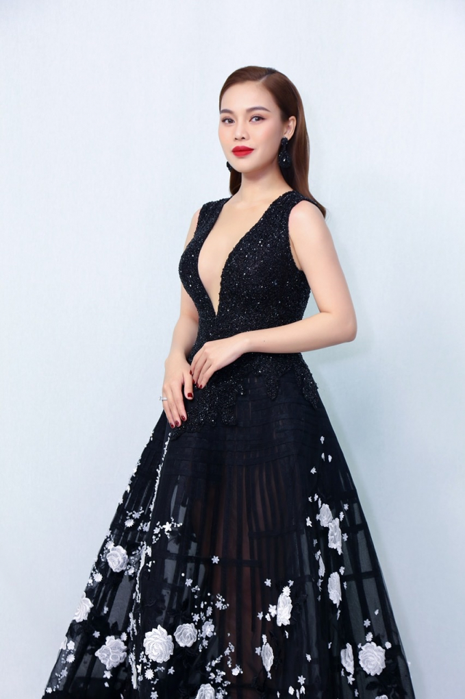 Ca sĩ Giang Hồng Ngọc nổi lên từ cuộc thi 'Nhân tố bí ẩn 2014'.
