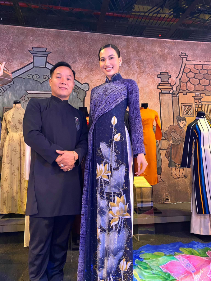 Nhà thiết kế Việt Hùng và người mẫu áo dài tại họp báo Lễ hội Áo dài TPHCM 2020, vào sáng 8/10.