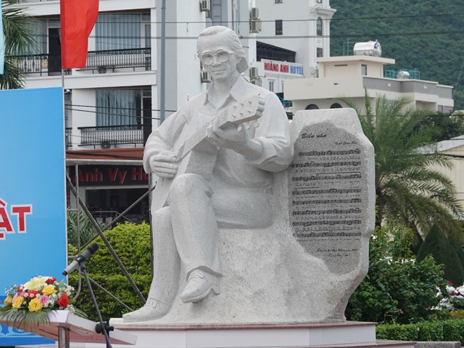 Bản nhạc 'Biển nhớ' được đặt cạnh bức tượng Trịnh Công Sơn.