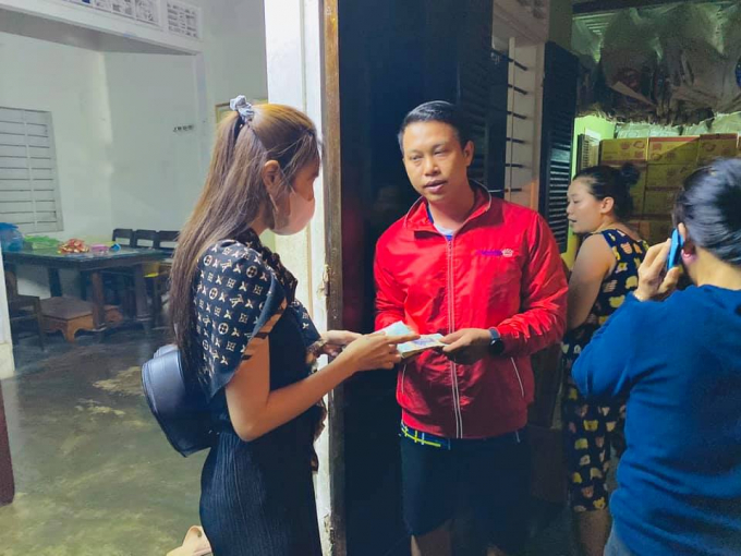 Ca sĩ Thủy Tiên trao quà cứu trợ tại huyện Quảng Điền sáng 14/10.