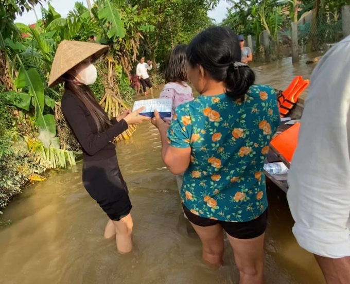 Hình ảnh ca sĩ Thủy Tiên vào vùng ngập sâu để cứu trợ đã lay động cộng đồng.