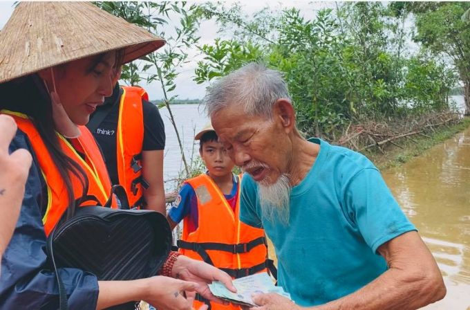 Ca sĩ Thủy Tiên vào tận vùng ngập lụt để cứu trợ đồng bào.
