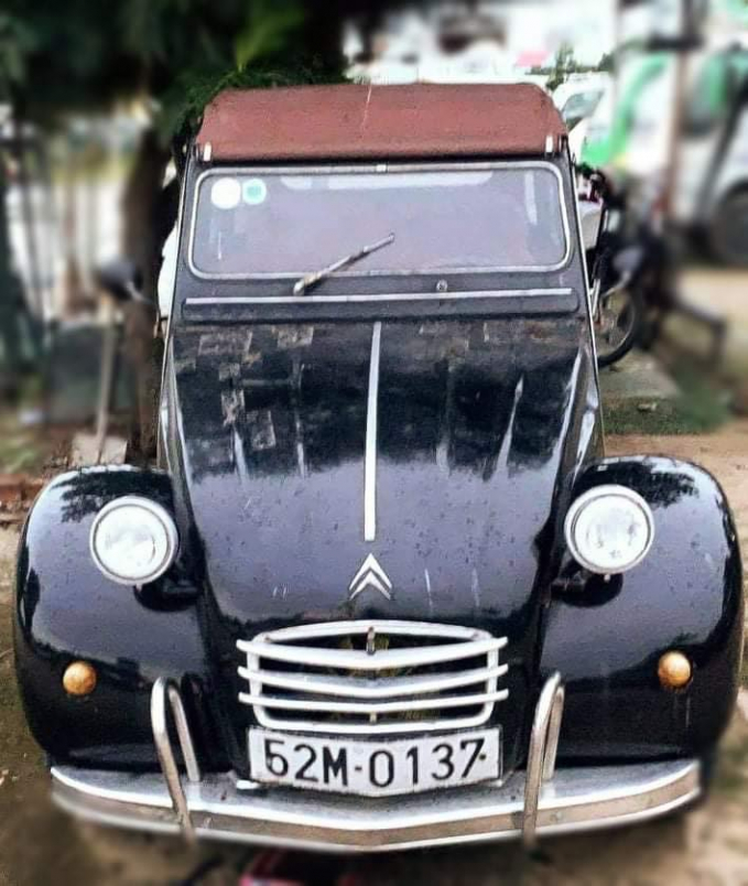 Chiếc xe cổ từng gắn bó với danh ca Út Trà Ôn (1919-2001).