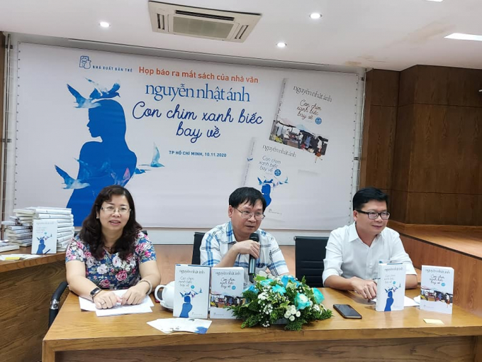 Nhà văn Nguyễn Nhật Ánh (giữa) ở buổi giới thiệu sách vào sáng 10/11 tại TPHCM.