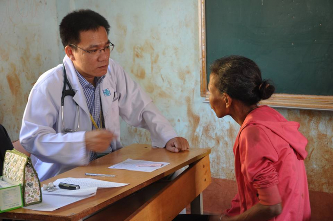 Phó Giáo sư - Tiến sĩ Lê Minh Khôi trong một chuyến đi khám bệnh miễn phí cho đồng bào nghèo.