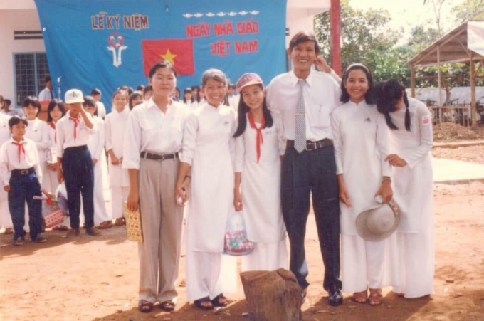 Nhà văn Nguyễn Một và ngày 20/11 với các học trò ở Long Khánh - Đồng Nai cách đây 25 năm.
