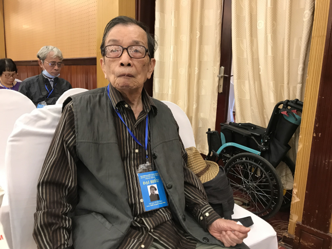 Nhà văn Lê Phương 87 tuổi đến dự đại hội với chiếc xe lăn.