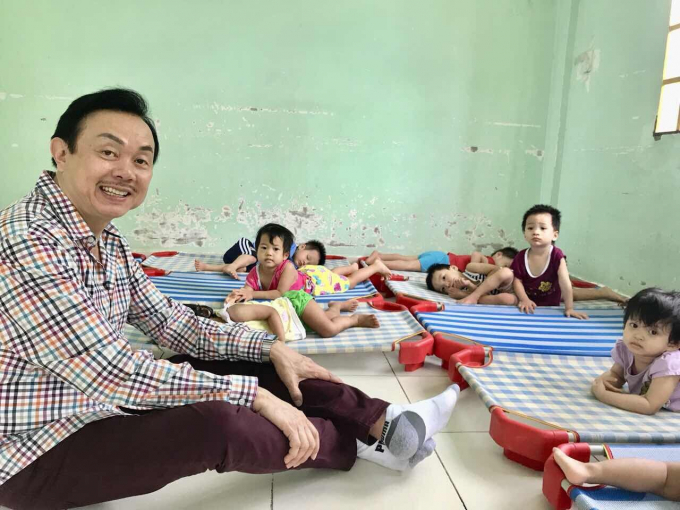 Ngoài thời gian chạy show, danh hài Chí Tài rất quan tâm đến công tác từ thiện. Anh thường xuyên có những chuyến thăm và tặng quà cho các em nhỏ có hoàn cảnh khó khăn.