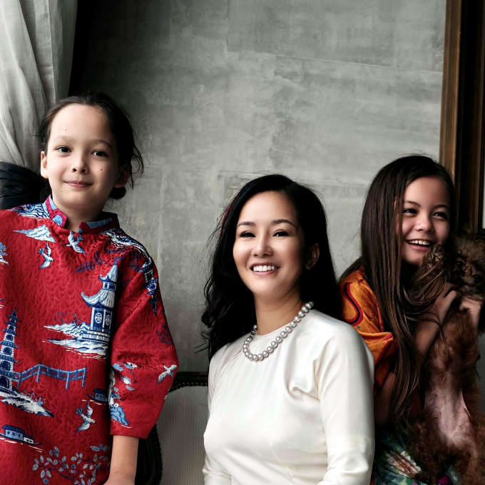 Ca sĩ Hồng Nhung với hai con Tôm và Tép. Sau khi ly hôn người chồng ngoại quốc, ca sĩ Hồng Nhung đang là bà mẹ độc thân đắt giá nhất show biz Việt.