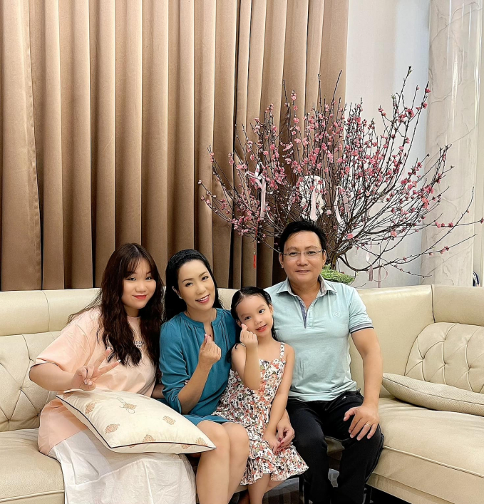Á hậu Trịnh Kim Chi với chồng và hai con gái.