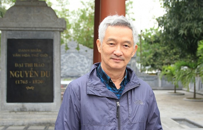Nghệ sĩ Ưu tú Phi Tiến Sơn trước mộ đại thi hào Nguyễn Du.