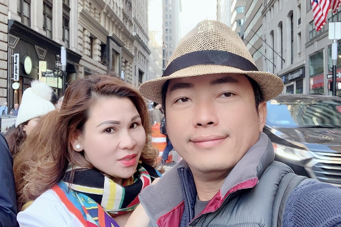 Diễn viên Kinh Quốc và người vợ đại gia trong một chuyến du lịch.