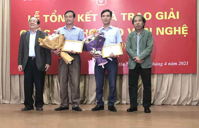 Nhà thơ Hữu Thỉnh và nhà thơ Nguyễn Quang Thiều chúc mừng hai tác giả đoạt giải B.