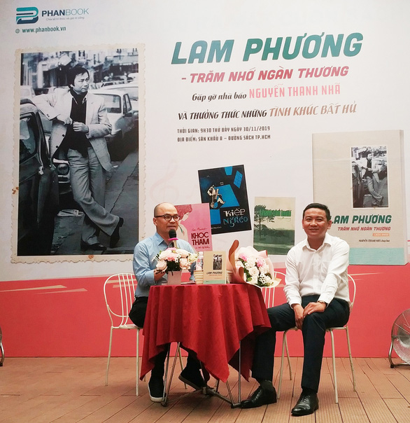 Nguyễn Thanh Nhã (áo trắng) trong buổi giới thiệu tự truyện 'Lam Phương trăm nhớ ngàn thương' vào tháng 11/2018.