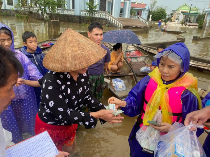 Bà Ngọc Hương (mẹ ruột của ca sĩ Hồ Ngọc Hà) cứu trợ tại Quảng Bình.