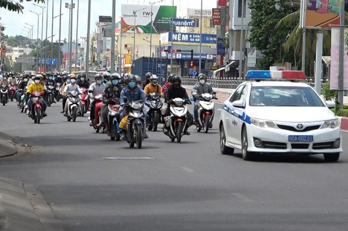 Cảnh sát giao thông Đồng Nai hỗ trợ người dân về quê. Ảnh: VH